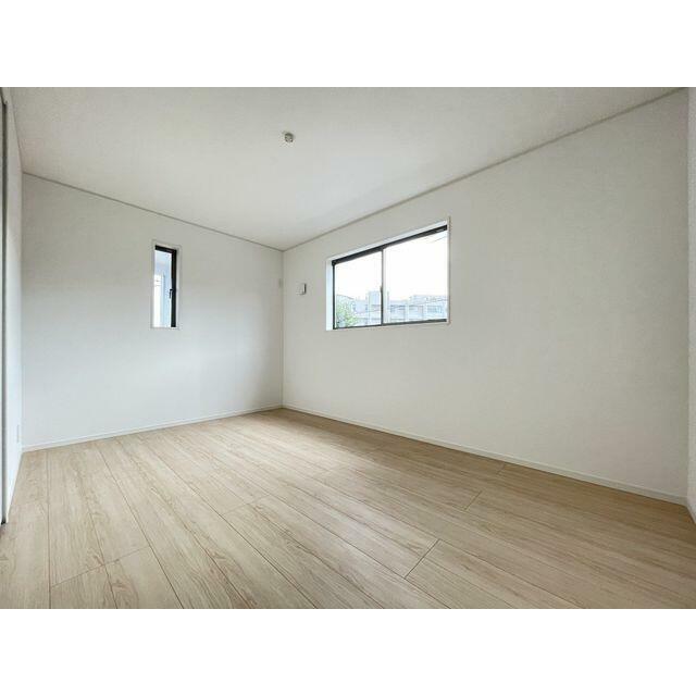 自分好みのインテリアを自由にレイアウトして楽しむ、すっきりとシンプルなお部屋。