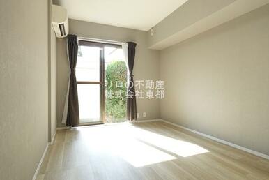 窓から暖かな日差しが入ります♪