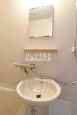 鏡付の洗面ボウルなので、洗顔するときに便利ですね☆