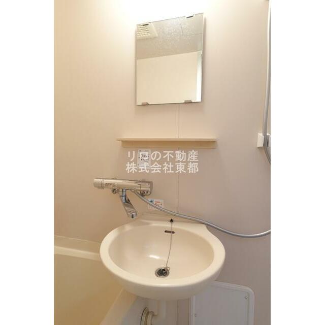 鏡付の洗面ボウルなので、洗顔するときに便利ですね☆