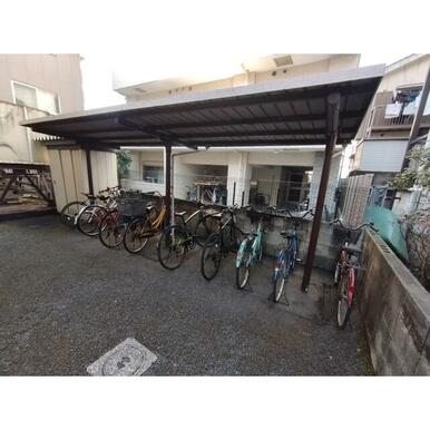 屋根付き駐輪場から部屋まですぐ