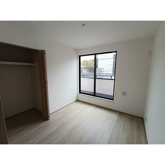 【その他居室】採光、通風が心地よいお部屋です。お子様部屋としてもおすすめできる使い勝手のいいお部屋です。