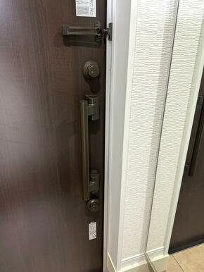 オートロック（カードキー）で防犯性の高い玄関ドアです