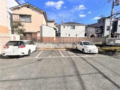 駐車場は別料金となります。