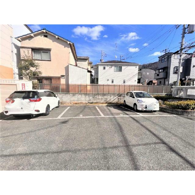 駐車場は別料金となります。