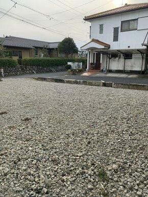 西側ブロックは置いてあるだけです。