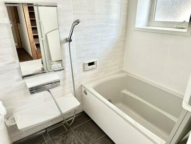 追い炊き機能と湯はり機能がついた浴室です。大きめの窓があり、こもりがちな空気を換気することができます