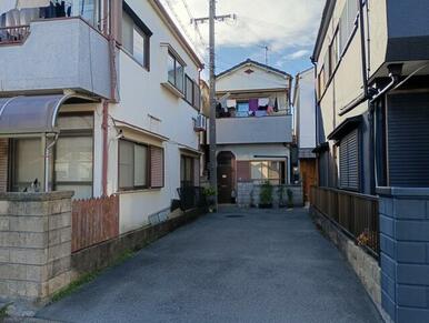 手前の専用通路の突き当りが本件建物です。連棟住宅ですが戸建風に建てられています。