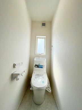 1階と2階の2ヶ所。便器も便座もお掃除ラクラクの一体型シャワートイレ。