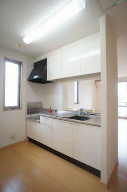 扉パネルを白で統一し、清潔感があり明るい雰囲気のキッチン♪水切り棚や上下に収納スペースを設けている…