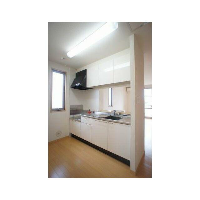 扉パネルを白で統一し、清潔感があり明るい雰囲気のキッチン♪水切り棚や上下に収納スペースを設けている…