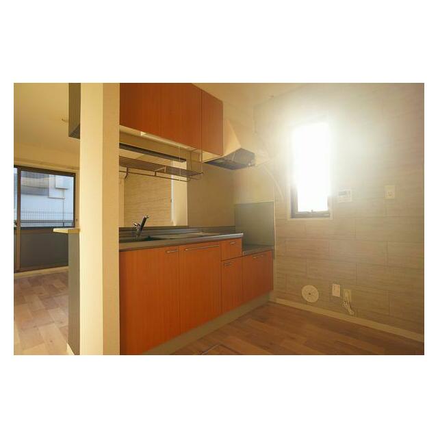 ■キッチン■キッチンは人気のカウンターキッチン！上下の収納がありますので、食器などを分けて収納でき…