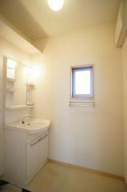 鏡の両脇に収納スペースを確保した洗髪洗面化粧台は、水栓がリフトアップするので洗髪もラクラク♪忙しい…