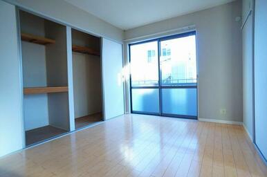 ■南側洋室■南側洋室には大きな収納が付いております！中段が付いているものと、ハンガーパイプ付きのも…