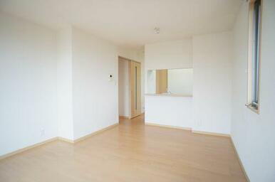 ご家族のコミュニケーション空間のリビング＆ダイニングは、開放的なカウンターキッチンで広さと明るい雰…