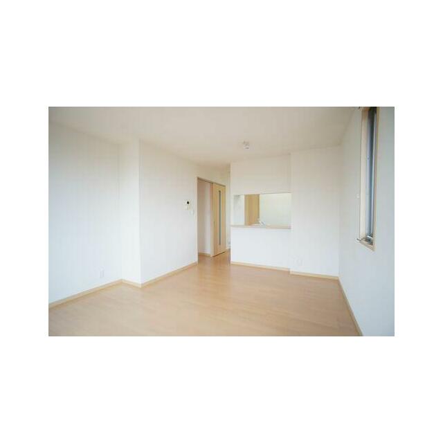 ご家族のコミュニケーション空間のリビング＆ダイニングは、開放的なカウンターキッチンで広さと明るい雰…