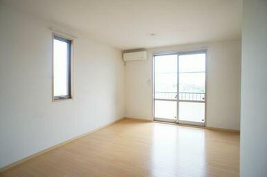 角部屋で建物前面は当シャーメゾンの駐車場のため、採光性も風通しも良く、居心地の良いくつろぎ空間です♪