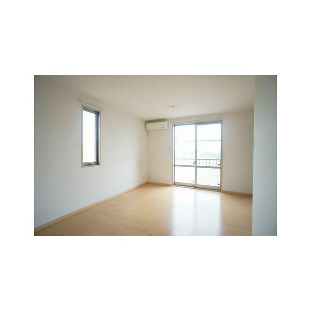 角部屋で建物前面は当シャーメゾンの駐車場のため、採光性も風通しも良く、居心地の良いくつろぎ空間です♪