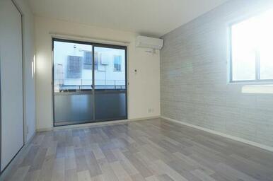 ■ＬＤＫ■角部屋の為、二面採光のお部屋です！エアコンも付いておりますので、夏でも冬でも快適にお過ご…