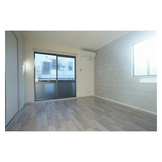 ■ＬＤＫ■角部屋の為、二面採光のお部屋です！エアコンも付いておりますので、夏でも冬でも快適にお過ご…