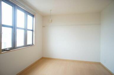 リビング隣接の南洋室は室内物干し付きなので、寝室以外にも部屋自体をランドリー＆収納スペースとしたり…