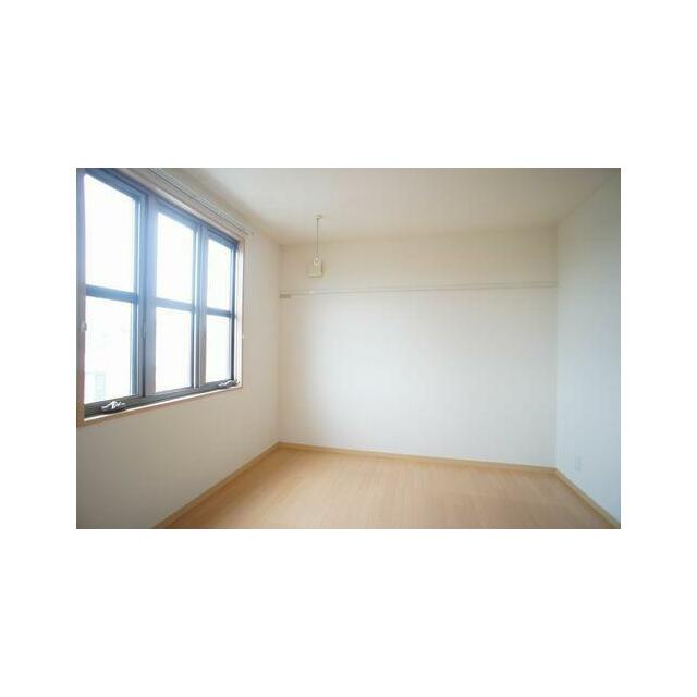 リビング隣接の南洋室は室内物干し付きなので、寝室以外にも部屋自体をランドリー＆収納スペースとしたり…