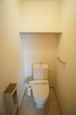 幅広い年齢層から支持されている今や必須アイテムの温水洗浄暖房便座♪冬場も便座が暖かくご使用いただけ…