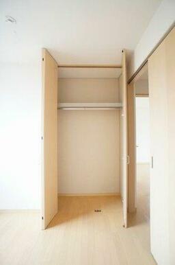 北洋室：ハンガーパイプ付きの収納で大切なお洋服も綺麗に収納できます！！