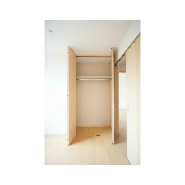 北洋室：ハンガーパイプ付きの収納で大切なお洋服も綺麗に収納できます！！