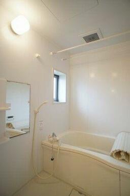 換気と採光を考慮した小窓があって明るく清潔感あるバスルームは、沸かし直しができる追焚給湯機能付き♪