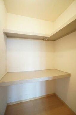 南洋室：長い丈の衣類もハンガーにかけたまま収納できるハンガーパイプや、衣装ケース収納に便利な中段、…