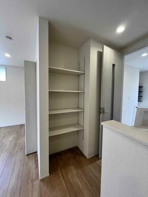 キッチン脇可動棚