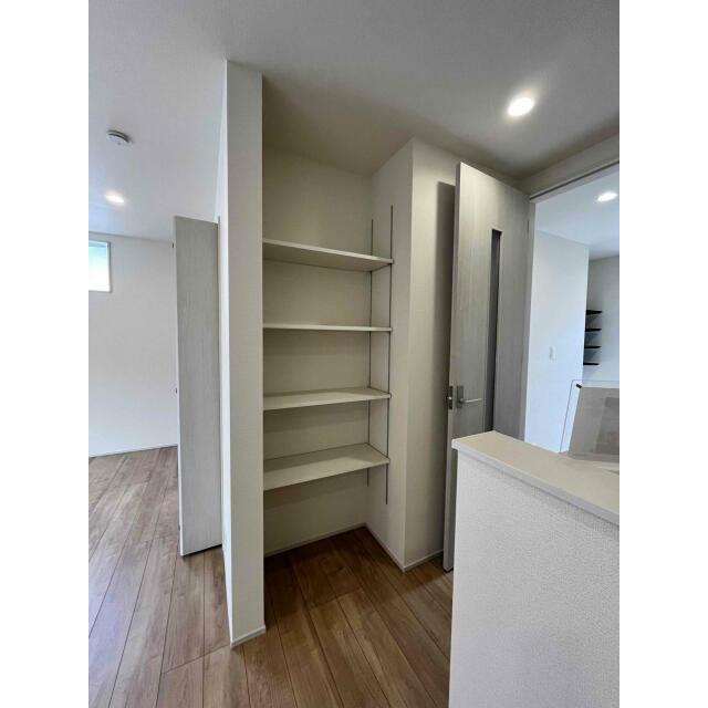 キッチン脇可動棚