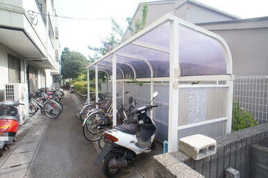 雨の日でも安心して止められる屋根付駐輪場☆