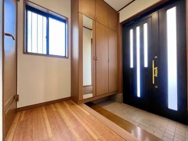 「玄関」豊富な収納付きです