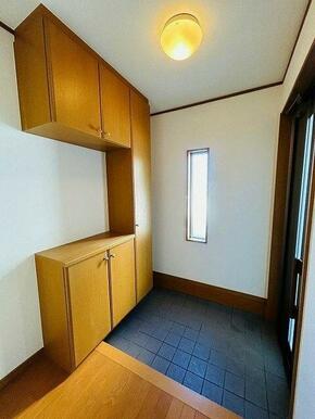 「玄関」下駄箱がございます。