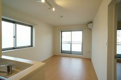 エアコン付きＬＤＫ♪２面採光で明るい光が射し込みます☆