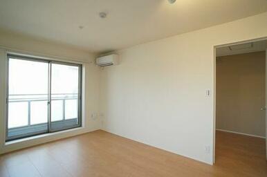 床は高級感のあるフローリング仕様♪