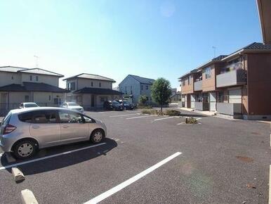 敷地内に駐車場が有ります。