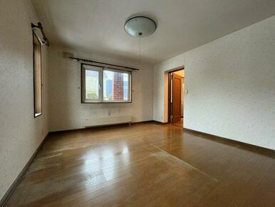 1階玄関横洋室も窓が3ヶ所設置されており彩光良好♪9.0帖