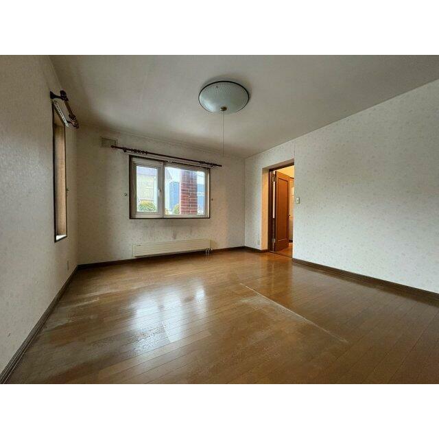 1階玄関横洋室も窓が3ヶ所設置されており彩光良好♪9.0帖