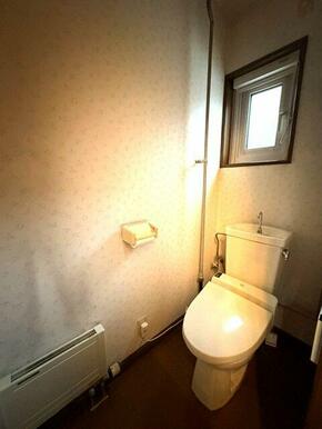 トイレにも窓が設置されており明り取りの他、外気による喚起可能♪