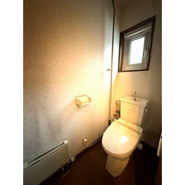 トイレにも窓が設置されており明り取りの他、外気による喚起可能♪