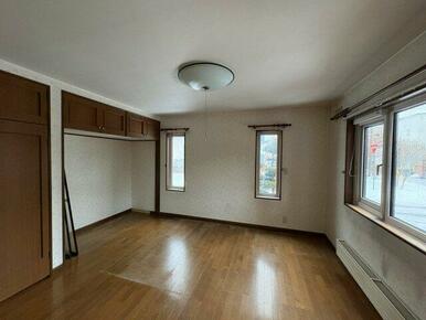 1階玄関横洋室も窓が3ヶ所設置されており彩光良好♪9.0帖