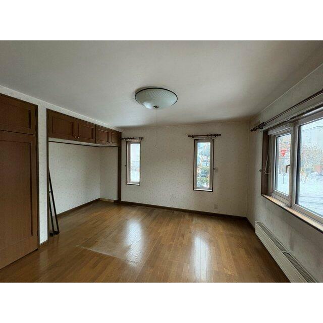 1階玄関横洋室も窓が3ヶ所設置されており彩光良好♪9.0帖