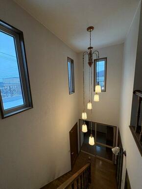 吹き抜けで開放的な共用階段♪