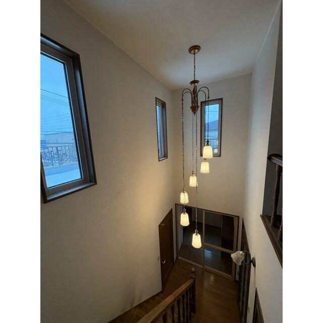 吹き抜けで開放的な共用階段♪