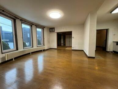 ワイドサイズの3面窓により彩光良好♪LDK17.5帖