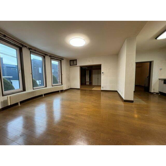 ワイドサイズの3面窓により彩光良好♪LDK17.5帖