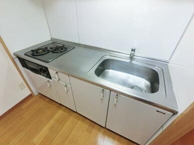 キッチンはグリル付き２口コンロ完備
